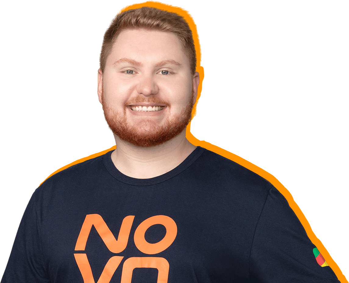 Mateus Dalri sorrindo, de camiseta do NOVO