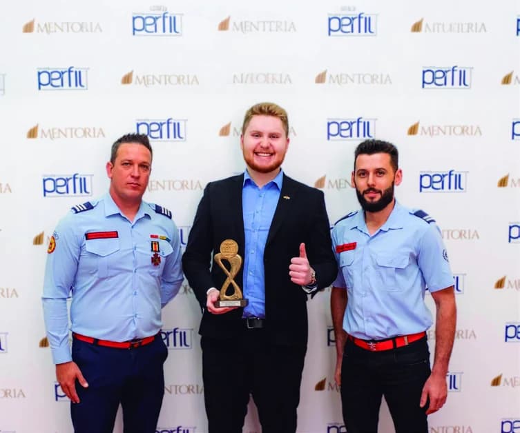 Mateus Dalri recebendo o prêmio de Jovem Empreendedor do Ano